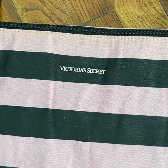 Large Victoria’s Secret Weekend Overnight Bag - Picture 4 of 5